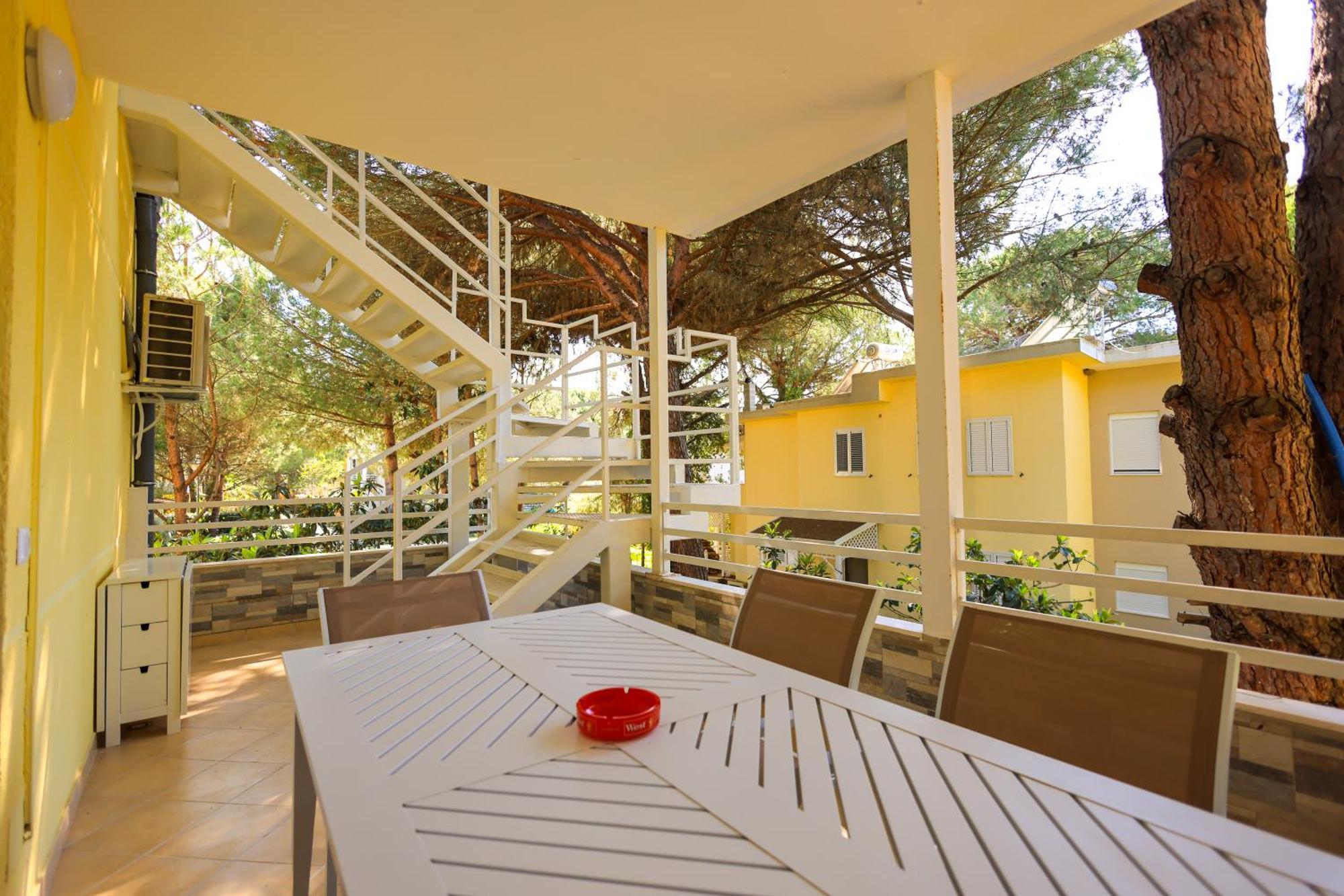 Grandstay Villa Perla Resort Дуррес Екстер'єр фото